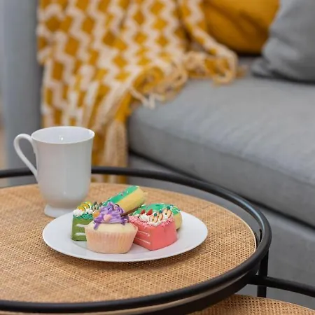 Modern & Bright With Parking And Balcony By Renters Lägenhet *