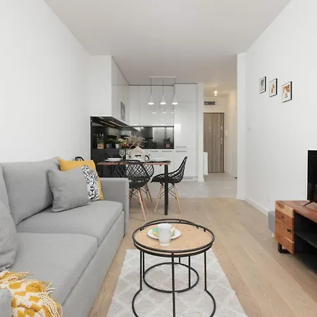 Lägenhet Modern & Bright With Parking And Balcony By Renters *