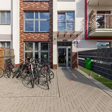 Lägenhet Modern & Bright With Parking And Balcony By Renters