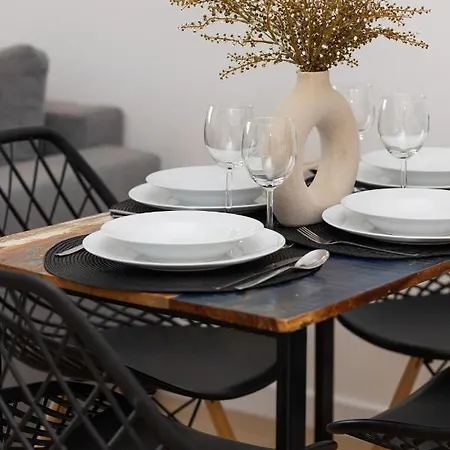 Modern & Bright With Parking And Balcony By Renters *