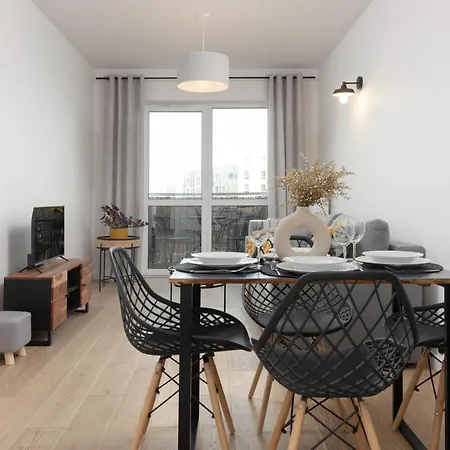 Modern & Bright With Parking And Balcony By Renters *