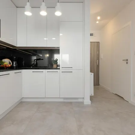 Modern & Bright With Parking And Balcony By Renters Lägenhet