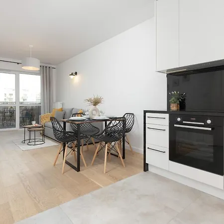 Modern & Bright With Parking And Balcony By Renters