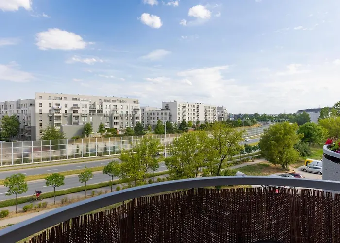 Modern & Bright With Parking And Balcony By Renters *