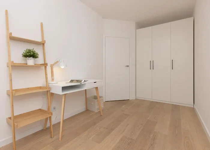 Modern & Bright With Parking And Balcony By Renters