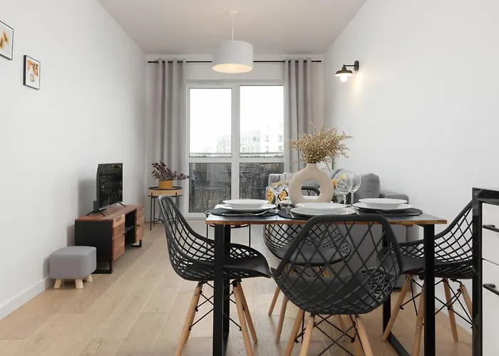 Modern & Bright With Parking And Balcony By Renters *