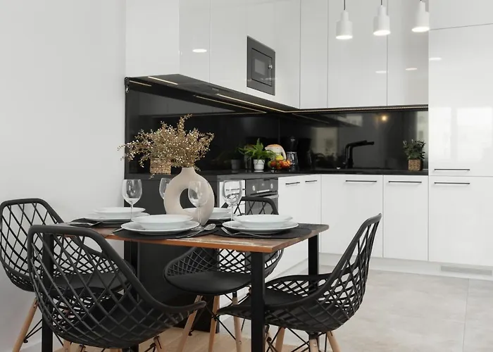 Modern & Bright With Parking And Balcony By Renters *