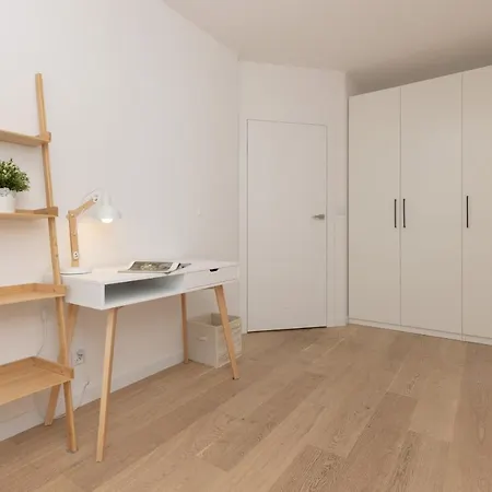 Modern & Bright With Parking And Balcony By Renters