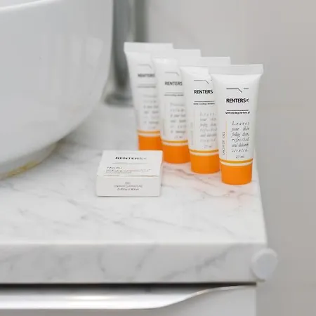 Modern & Bright With Parking And Balcony By Renters